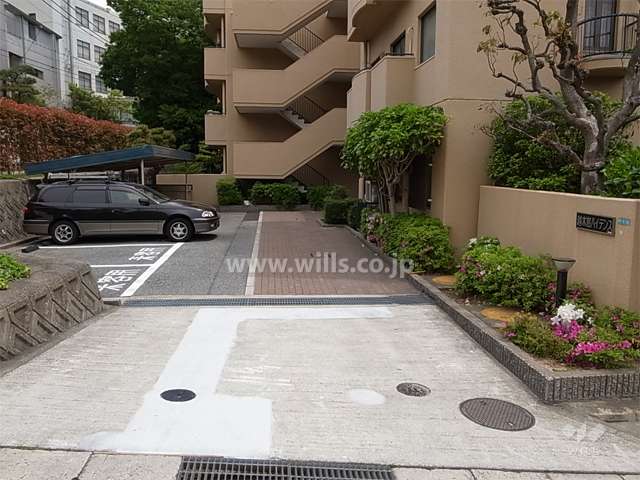 エントランスアプローチと敷地内駐車場（平面式）