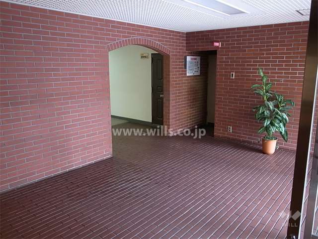 タイル張りのエントランスホール