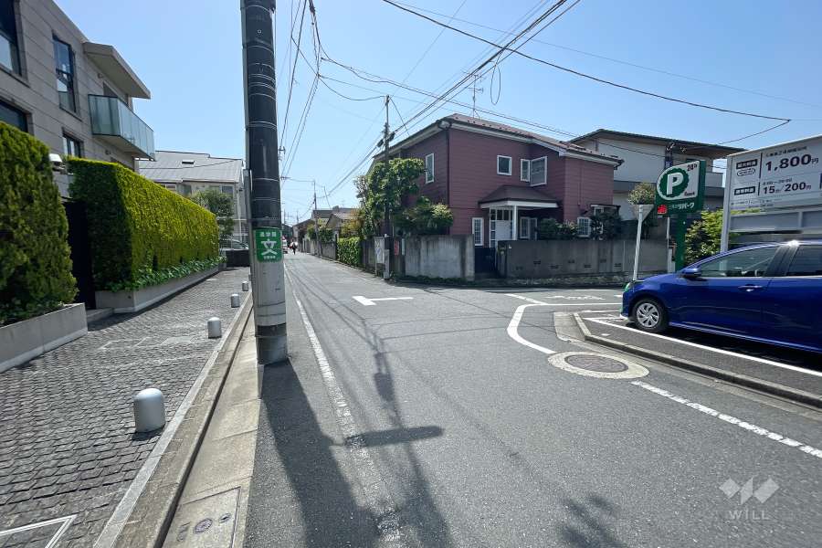 敷地西側の前面道路