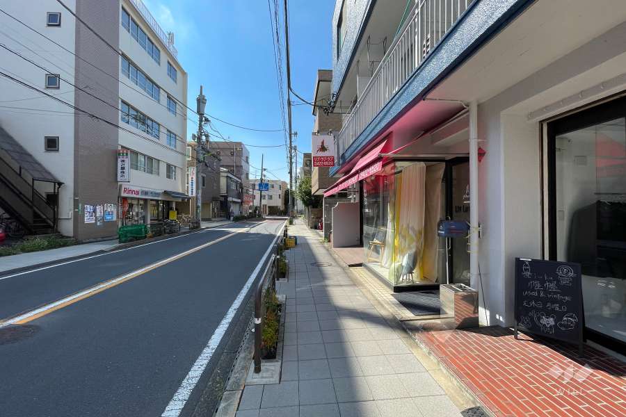 敷地南側の前面道路（東側から）