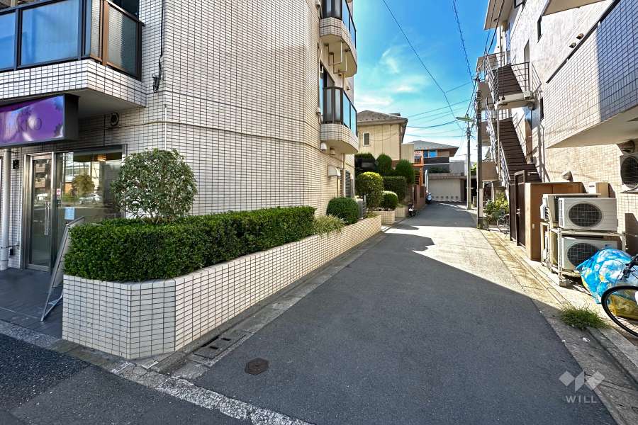 敷地北側の前面道路（東側から）