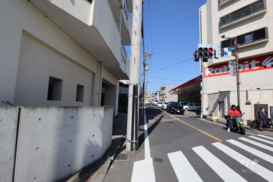 敷地北西側の前面道路（南東側から）