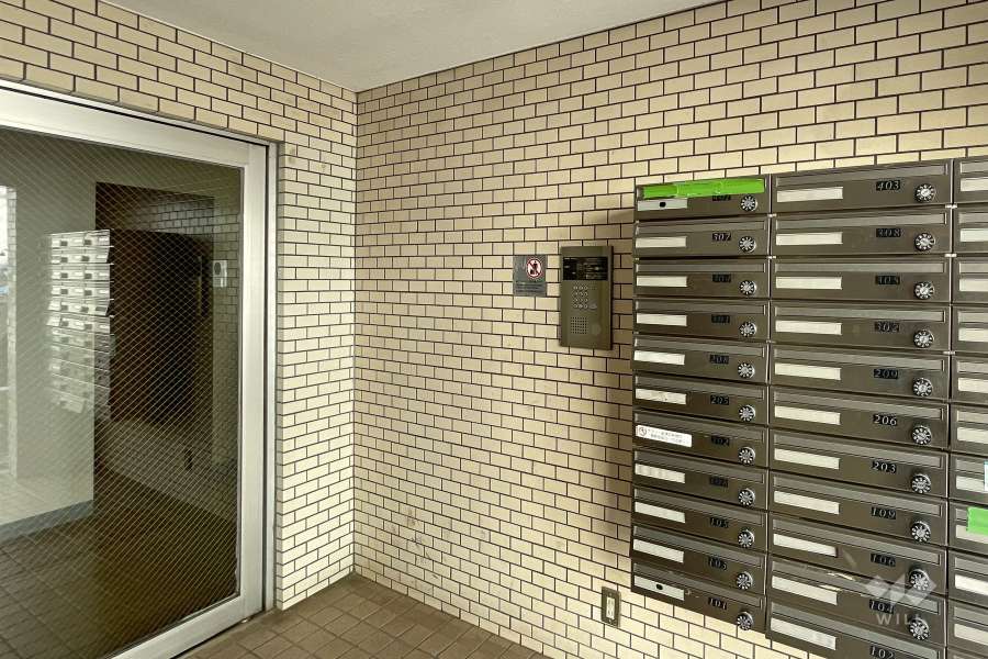 エントランスはオートロック付きです。