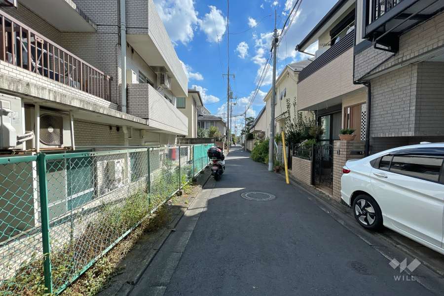敷地西側の前面道路