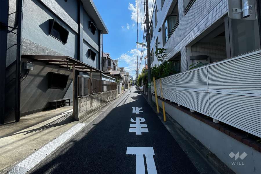 敷地の東側前面道路（北側から）