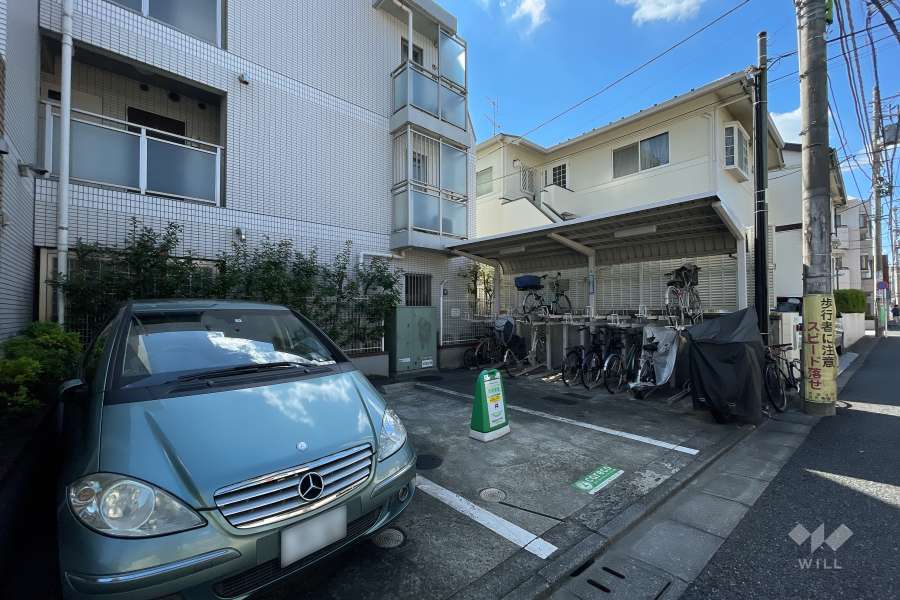 敷地内駐車場とカーシェアステーション