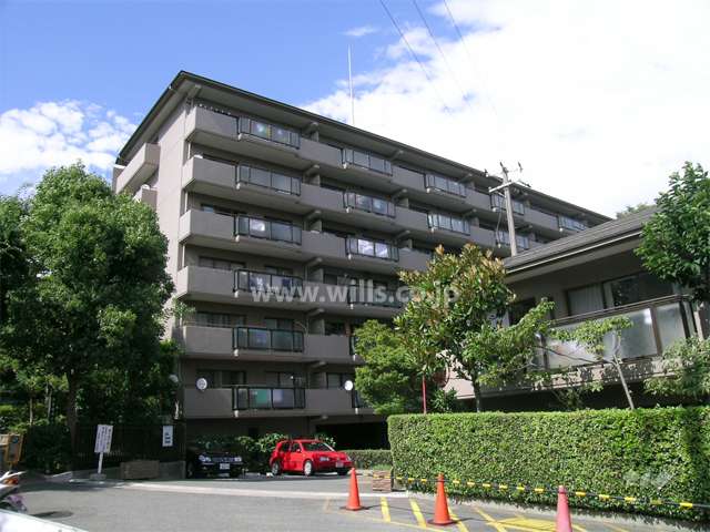 苦楽園ヒルズ3号棟の外観（南西側から）　すぐ西隣には公園があります。