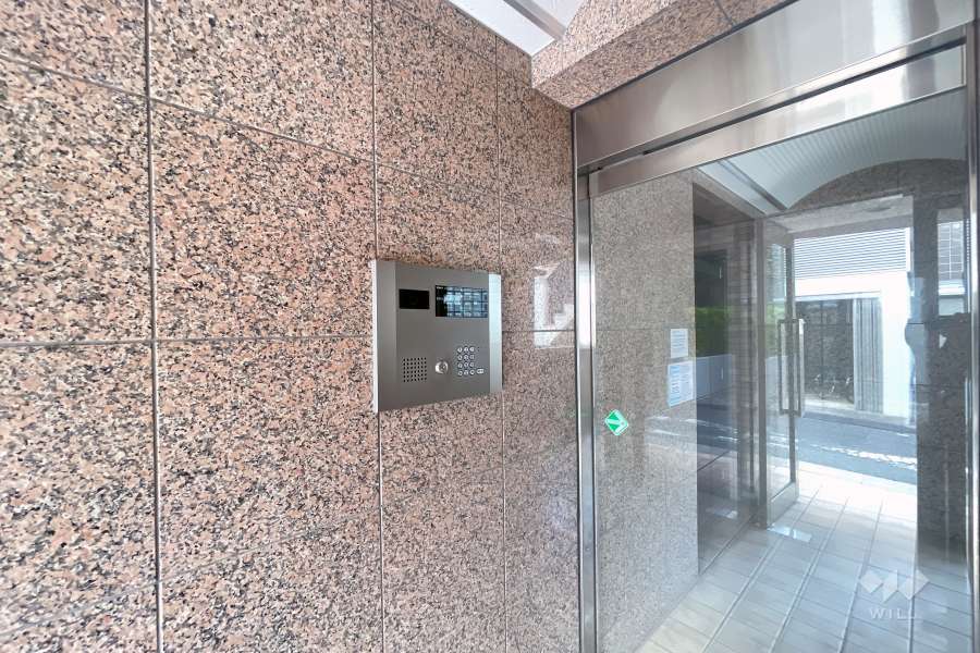 エントランスはオートロック付きです。