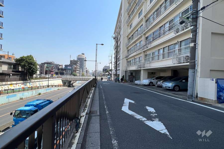 敷地東側の前面道路(北側から)