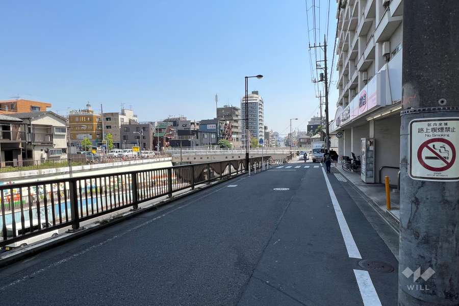 敷地東側の前面道路（北側から）