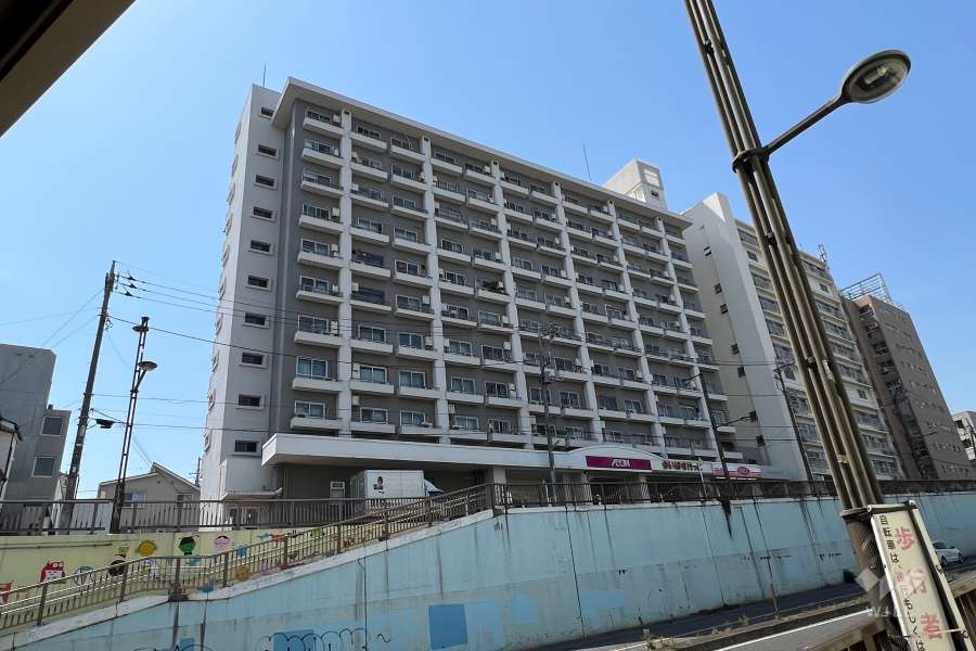 ハヤマビルの外観（南東側から）