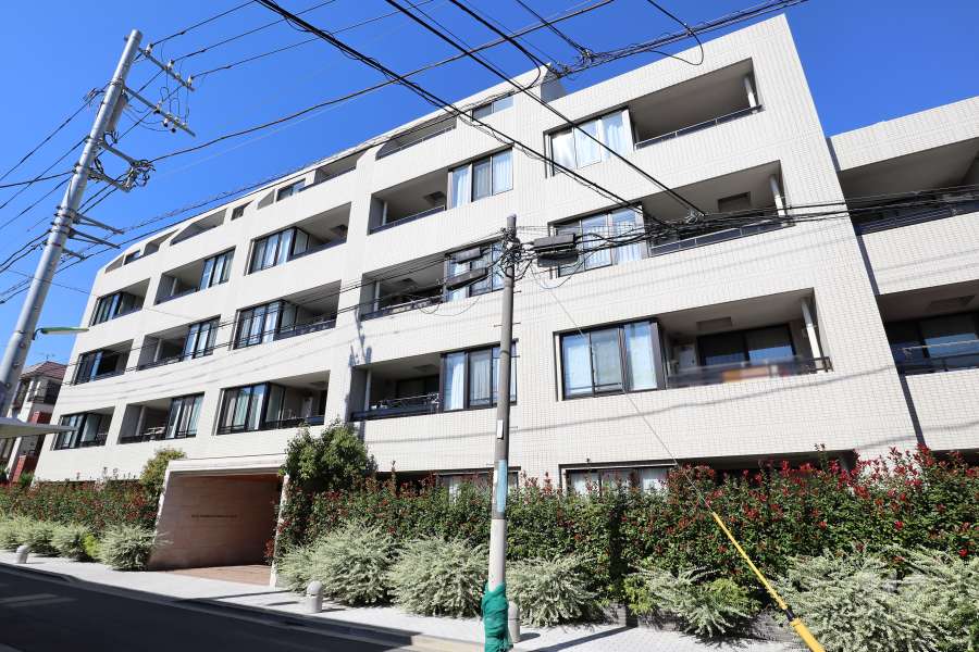 マストレジデンス世田谷代田の外観（南東側から）