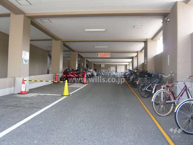 屋内にある駐輪場とバイク置場と来客用駐車場