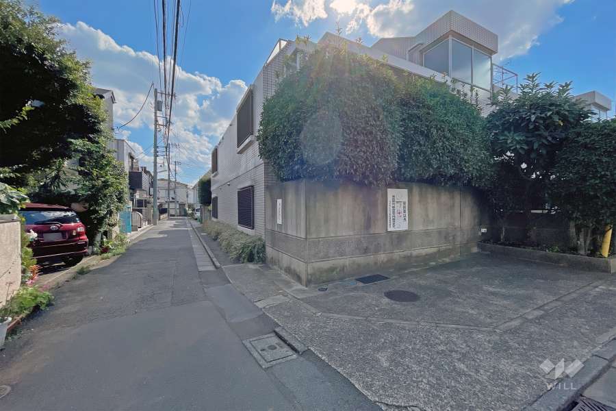 敷地東側の前面道路（北側から）と駐車スペース