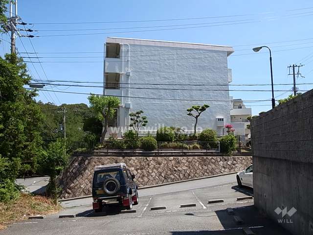 周辺は一戸建てが中心に立ち並ぶ自然豊かな高台の住宅地です。