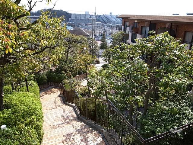 敷地内には植栽スペースがたっぷりと設けられ、たいへん緑豊かです。