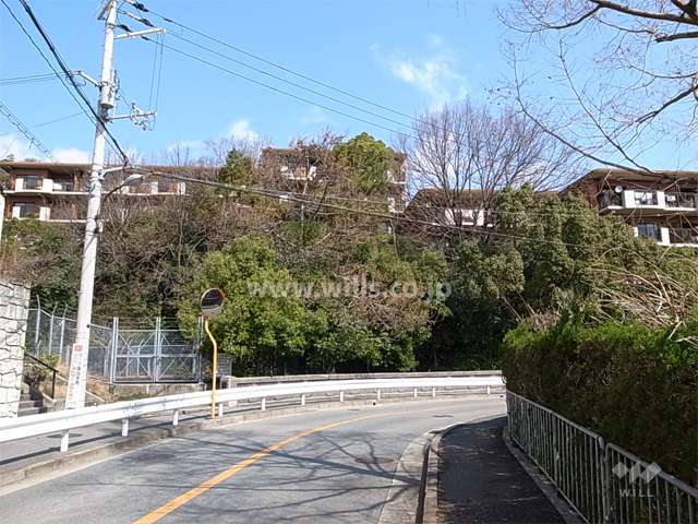 カネボウ甲陽園グリーンマンションの外観（南側から）　高台に立地し、周囲を木々に囲まれています。