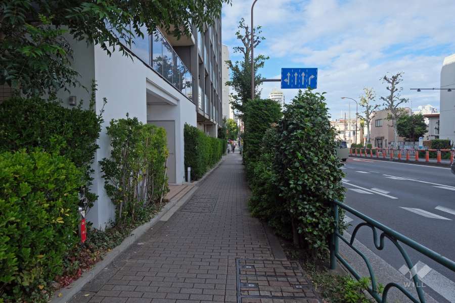 敷地東側の前面道路は環七通りです（南側から）。