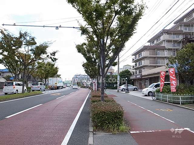 敷地北側は4車線のバス通りに面しています。