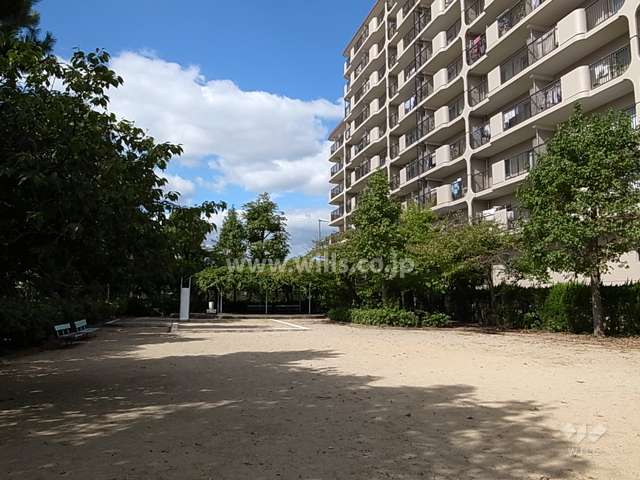 敷地南側に隣接して公園があり、敷地内からも直接アクセスできます。