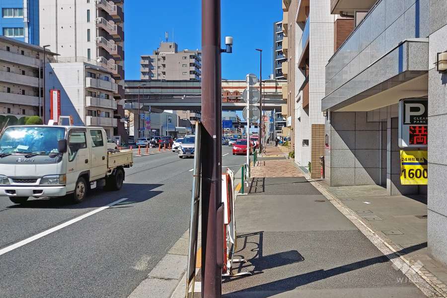 敷地西側の前面道路は都道318号線（環七通り）です（南側から）。