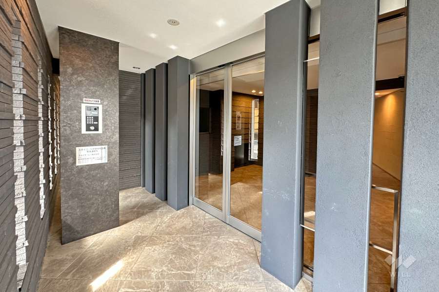 エントランスはオートロック付きです。