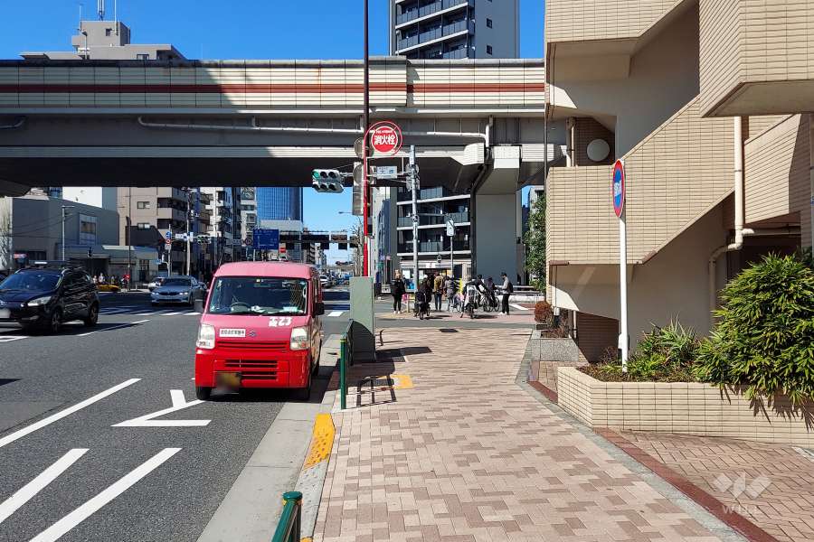 敷地西側の前面道路(南側から)