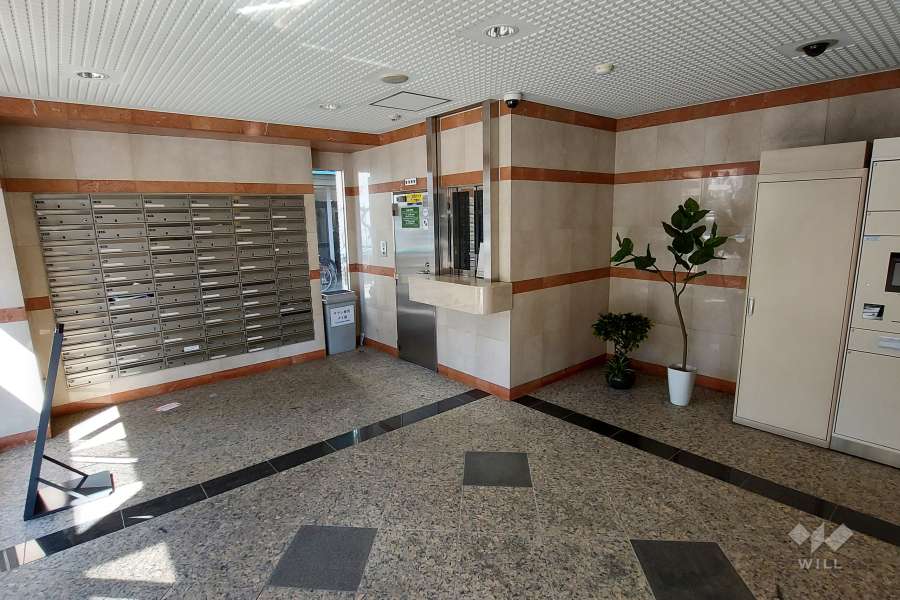 エントランスはオートロック付きです。