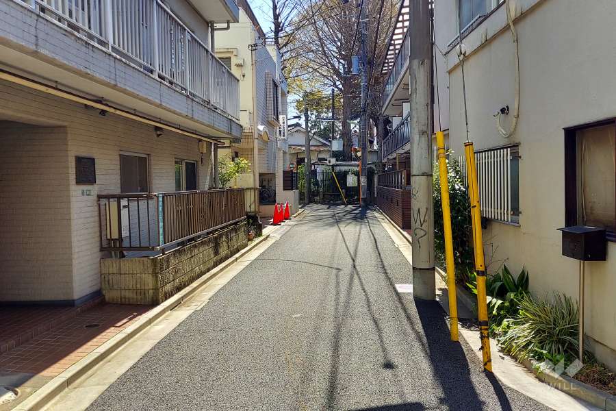 敷地西側の前面道路（北側から）