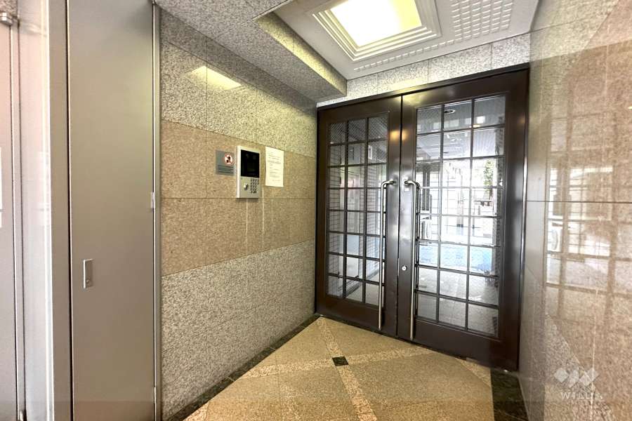 エントランスはオートロック付きです。