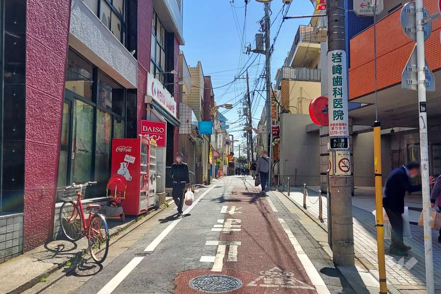 敷地西側の前面道路