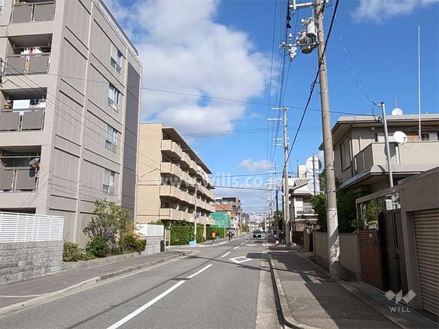 敷地東側の前面道路。周辺はマンションと一戸建てが混在する区画の整った住宅地です。