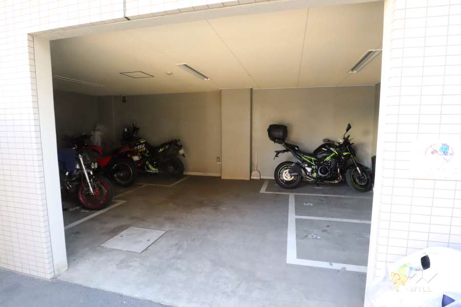 屋内に設けられたバイク置き場