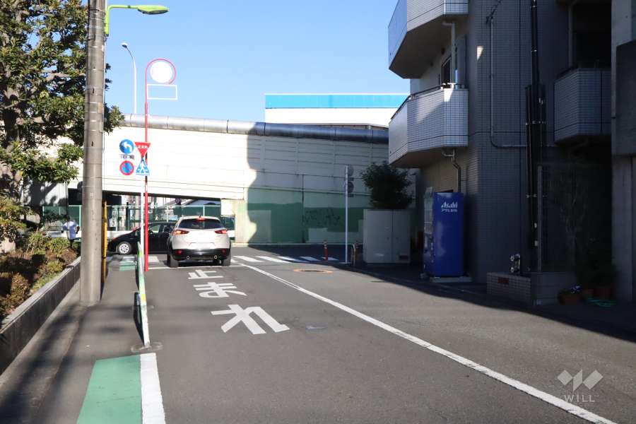 敷地北側の前面道路(西側から)