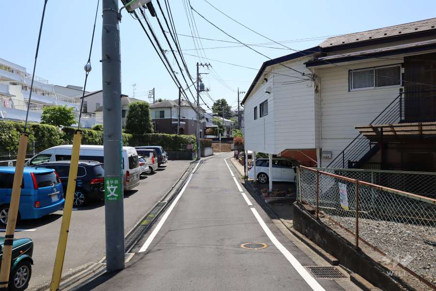 敷地南側の前面道路（西側から）