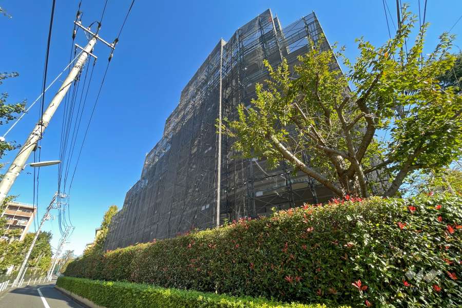 ライオンズマンション砧公園第2の外観（南側から）※大規模修繕工事中（2024年2月）