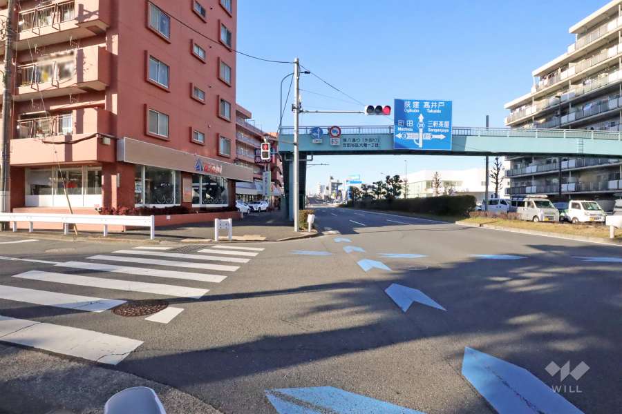 敷地東側の前面道路(南側から)