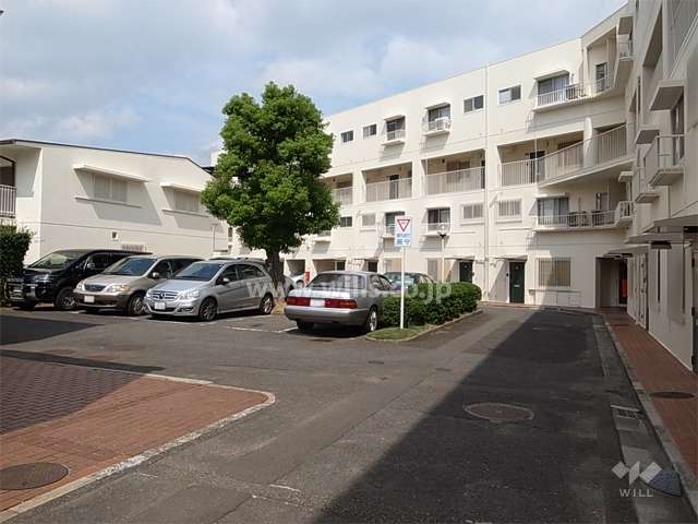 敷地内駐車場。建物1階部分にも専用駐車場があります。