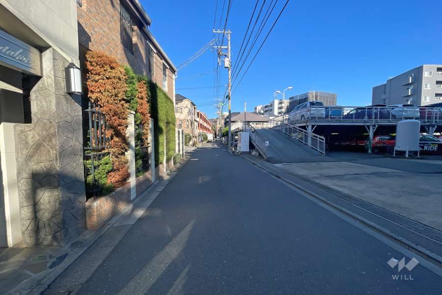 敷地東側の前面道路(南側から）