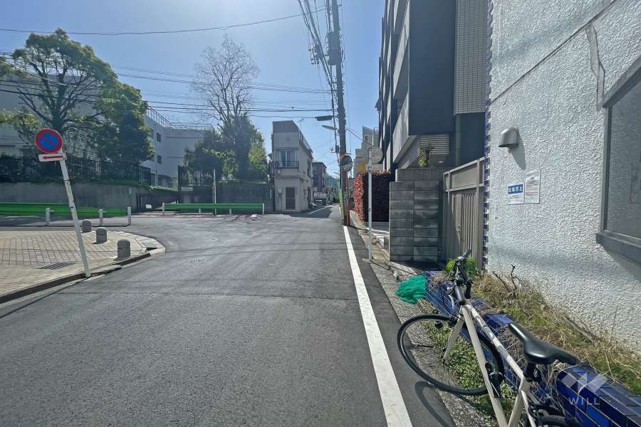 敷地南側の前面道路（東側から）