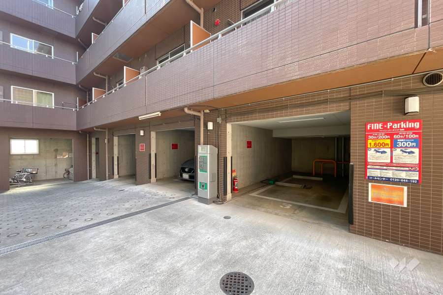 敷地内駐車場（屋内平面式）、コインパーキング、駐輪場