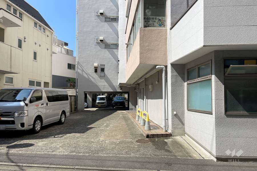 駐車場の出入り口　