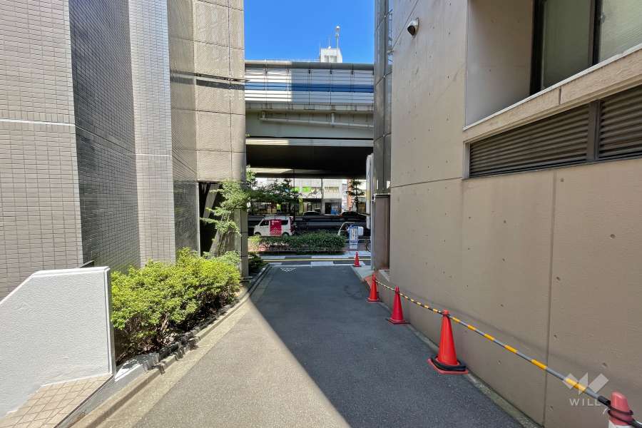 敷地南西側の前面道路（南側から）