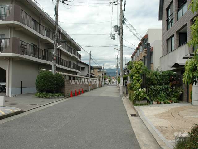 敷地北側の道路。周辺は区画の整った住宅地です。