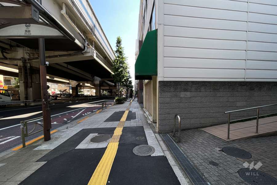 敷地の北西側道路の西側から
