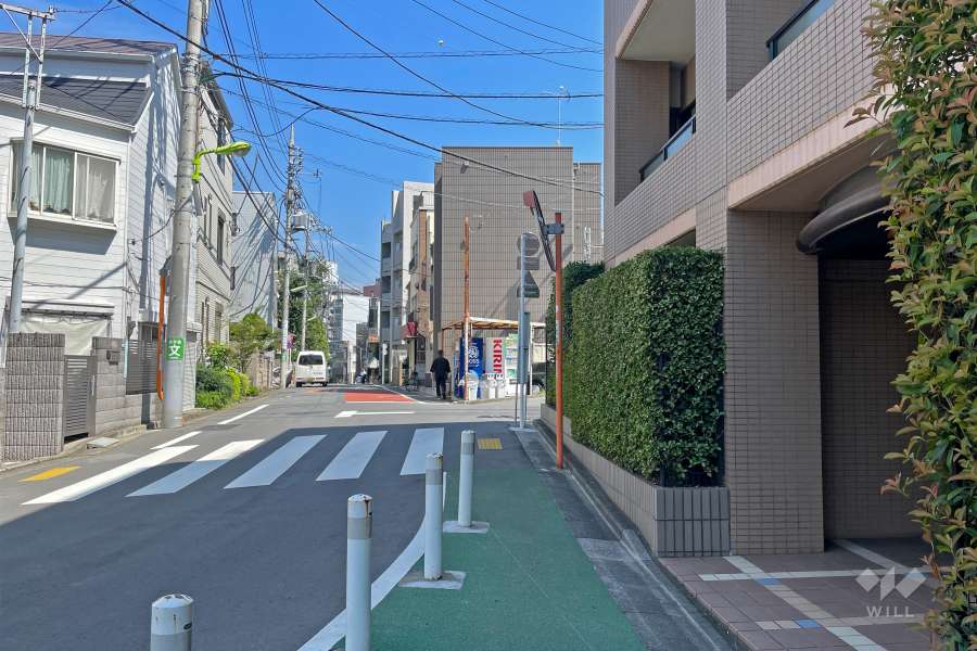 敷地西側の前面道路（南側から）