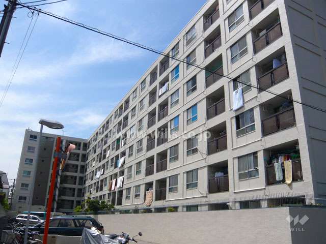 甲子園第6コーポラスの外観（北東側から）　L字型の建物配置です。