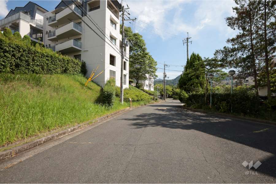 敷地西側の前面道路