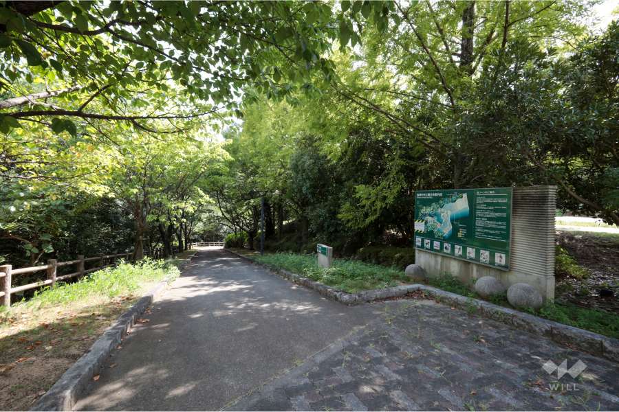 敷地西側に隣接して『塩瀬中央公園』があります。