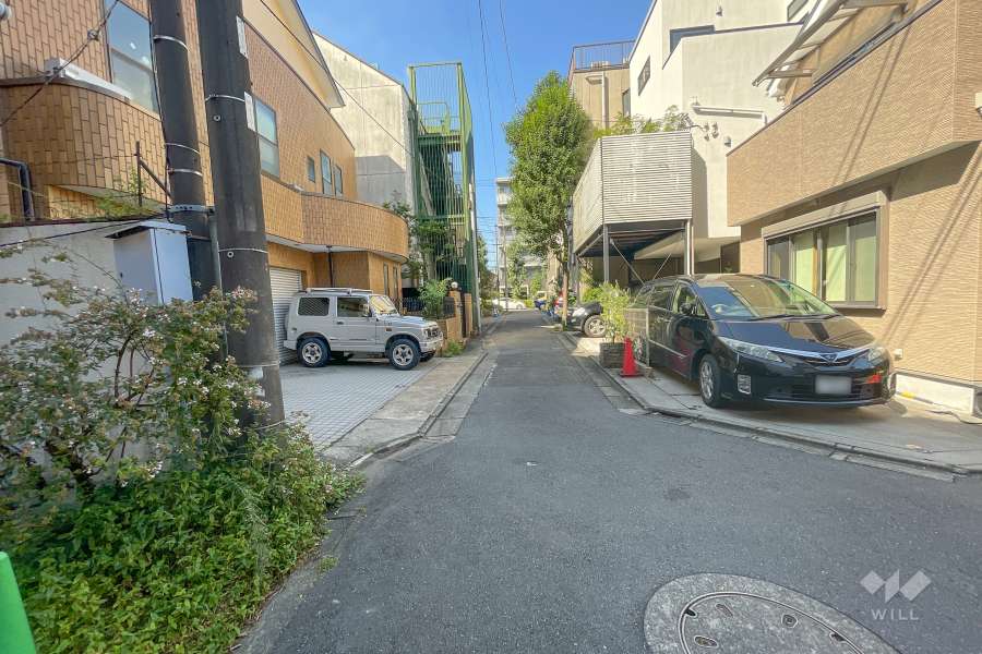 敷地北西側の前面道路（東側から）
